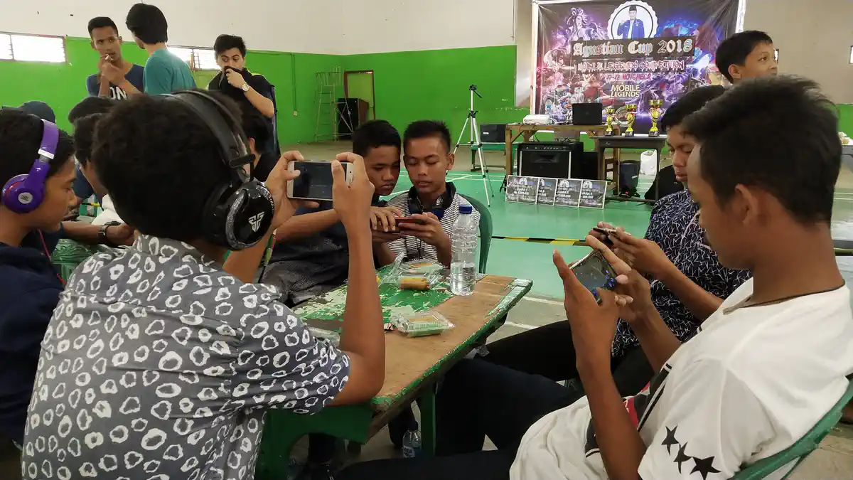 foto anak sekolah main mobile legends