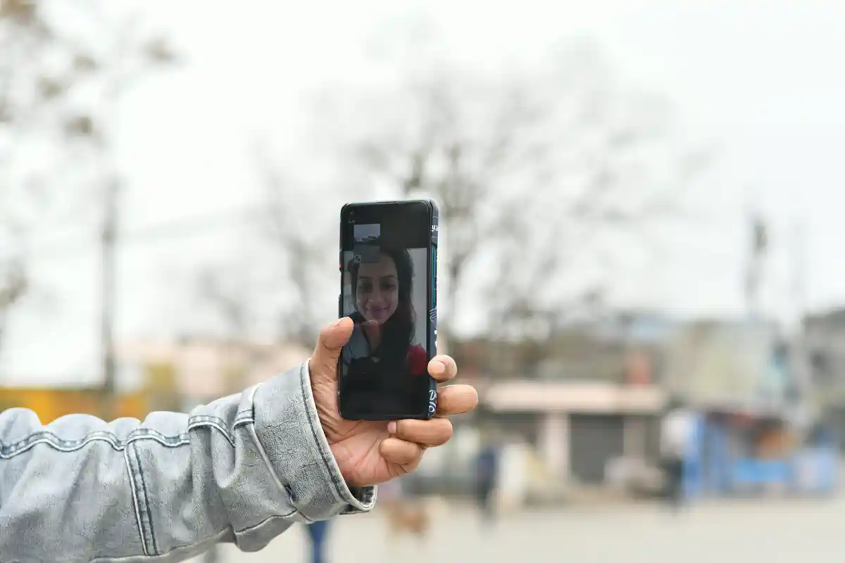 gambar orang lagi video call